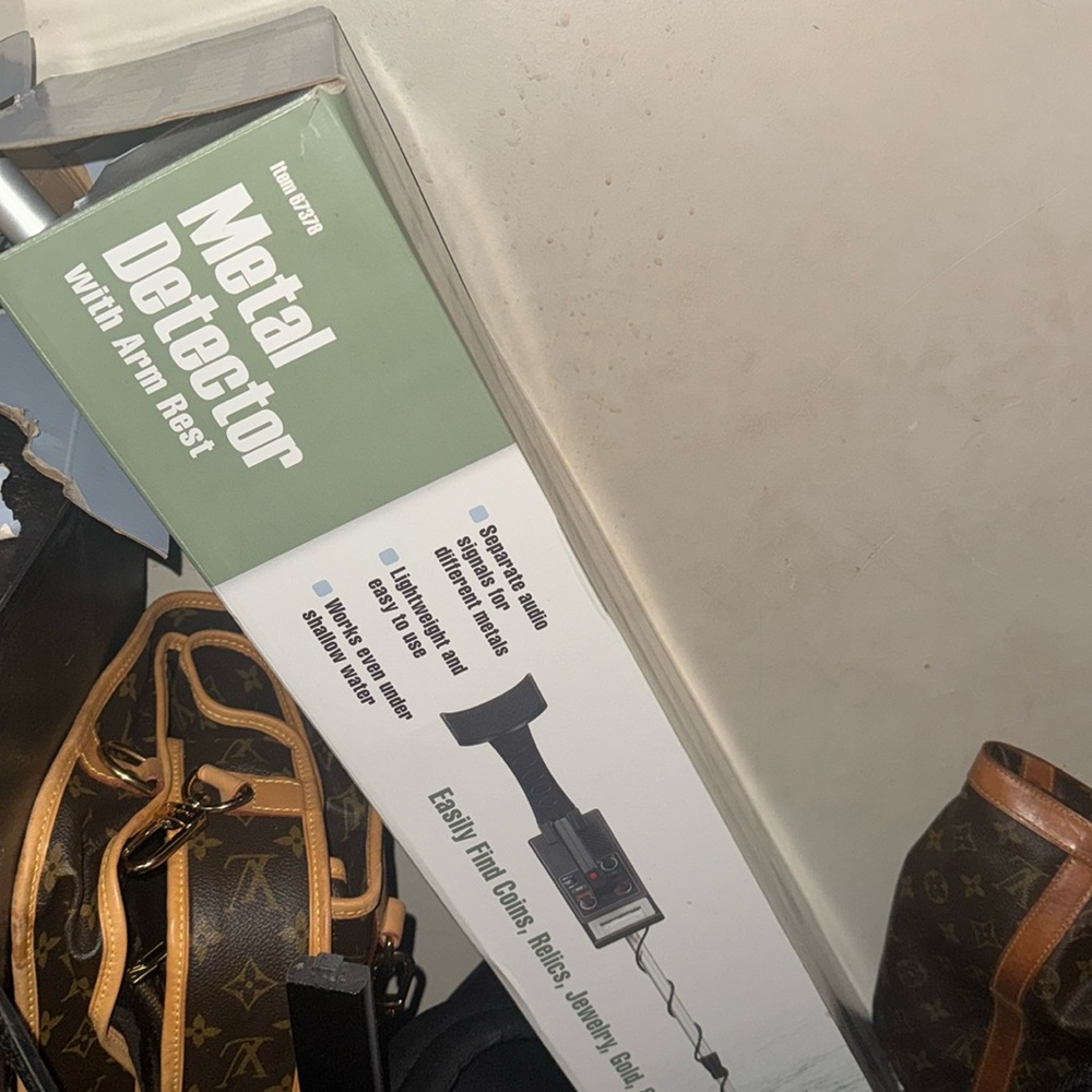 Metal detector with arm rest. Used once